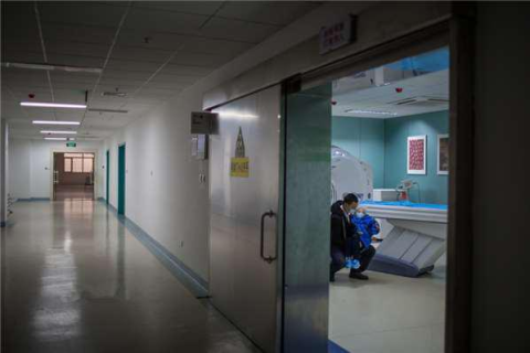 梦境穿梭，在医院电梯中的心灵之旅