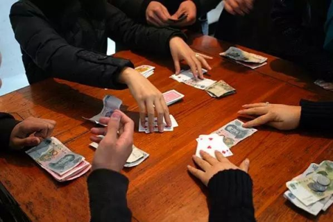 梦见两个朋友赌博的预兆，友谊、财富与命运的微妙交织
