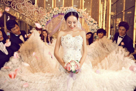 梦境中的婚礼邀请，解读梦见别人结婚新娘非让我抱的深层含义