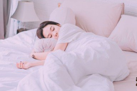 梦境的迷雾，解析梦到老公跟别的女人脱光衣服抱一起的深层含义