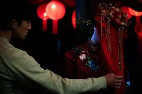 梦境交织，出殡与出嫁的奇异之旅