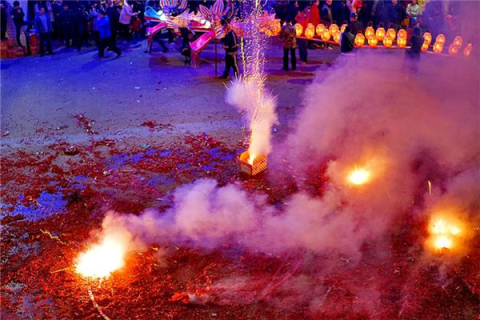 女子梦中燃放鞭炮，惊马寓意何解？