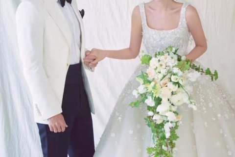 梦境中的婚礼，解析梦到和别人结婚还穿着婚纱脸上的妆都花了的深层含义