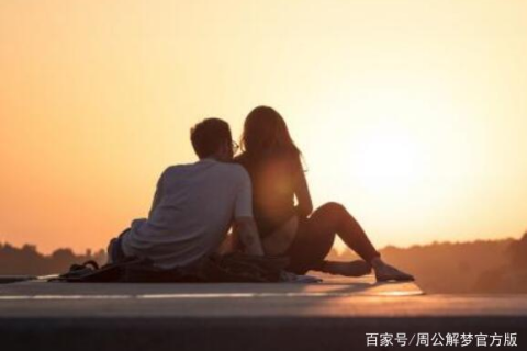 旧情复燃的预兆？解读梦见已分手女友赠衣的深层含义