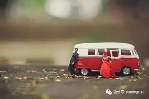 梦见从前男友车上跳下来，一段梦境的深层解读与情感剖析