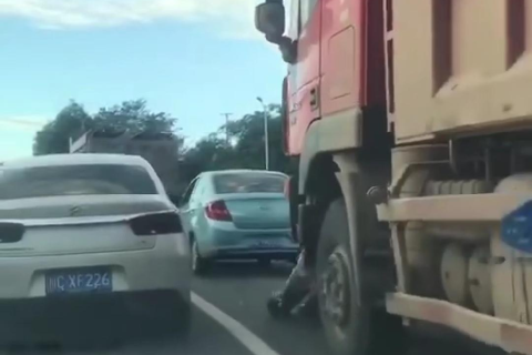 梦境解析，梦到被货车翻倒压在车底，预示何意？