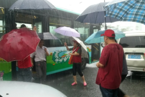梦境中的温情之旅，梦见抱着小男孩帮他找家人