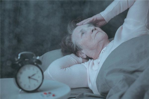 梦见在过世老人家里如厕，解读梦境中的深层含义