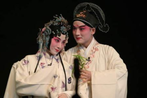 梦境交织，已故亲人复生又逝，婚礼钟声再响起