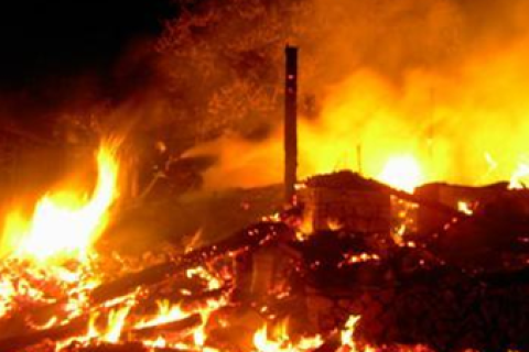 梦见小区里着火了家里也着火了，梦境背后的深层解析与心理启示