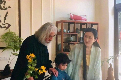 梦见别人穿新衣，寓意解析与心灵启示