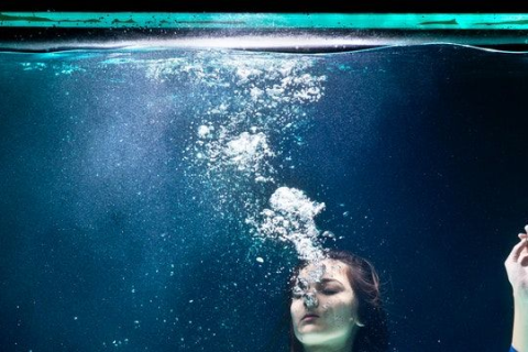 梦见自己被水淹死了，探索梦境背后的深层含义与心理解析