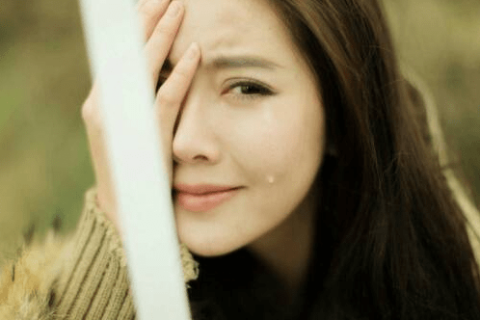 梦境中的神秘微笑，解析梦到一个陌生女人问我在哪里住，然后她一直在笑，我很害怕的深层含义