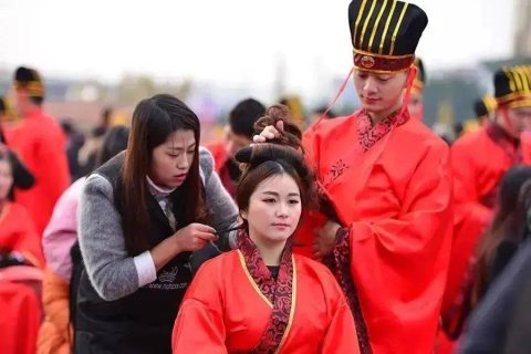 梦境中的浪漫序曲，解析梦到自己和喜欢的女孩结婚，认识时间不长，梦中我们穿着礼服的深意