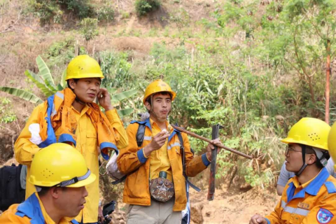 梦回往昔，泪洒心田，梦见死去的父亲大哭，却未得言语交流