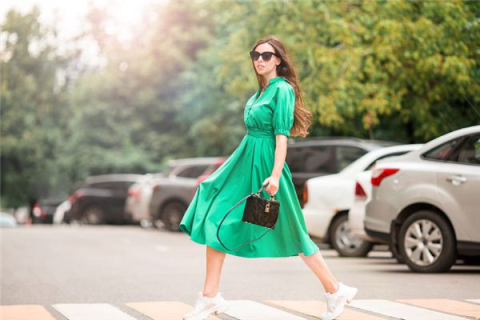 梦见和女朋友一起买衣服预示着什么啊？