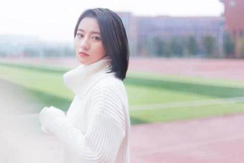 梦见自己喜欢的女人跟别的男人在一起，情感纠葛与内心探索的预兆
