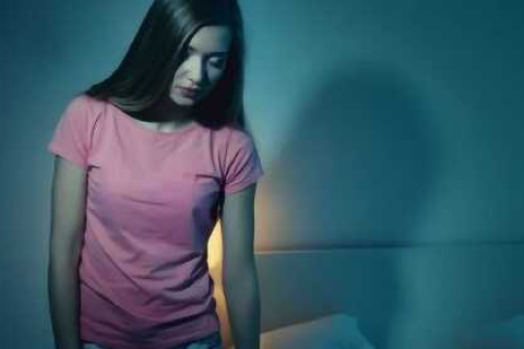 梦境的隐喻，梦见她人未着内裤的深层解读