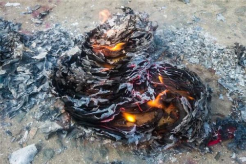 梦见给死者烧纸，预示与心灵深处的对话