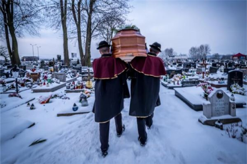 梦见自己抬棺材但棺材里面的人居然没有死，探索梦境中的神秘寓意与心理解析