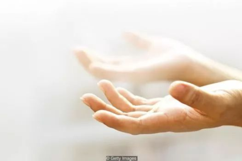 梦见过世人与共餐，探寻潜意识的温暖呼唤与心灵慰藉