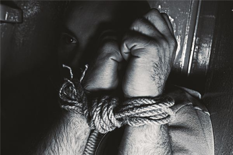 昨晚梦见自己拿了把刀杀了很多人自己被溅了一身血，这是啥意思？