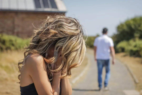 梦见胳膊被女朋友头发缠，情感纠葛与内心挣扎的隐喻