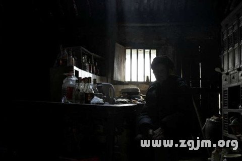 梦见黑棺材，探索梦境背后的深层含义与心理解析
