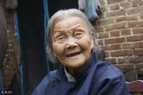 梦境交织，梦见去世亲人探望祖母的深层含义与心灵慰藉