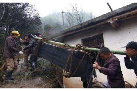梦境解析，梦见有人抬棺材猛撞到地上，泥都飞起来了
