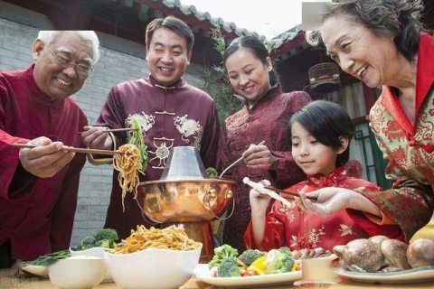 梦境中的温馨团聚，梦见爷爷奶奶及其他亲人来我家吃饭