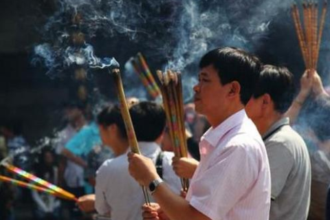 梦境中的虔诚，梦见与儿子及众人共赴烧香拜佛之旅