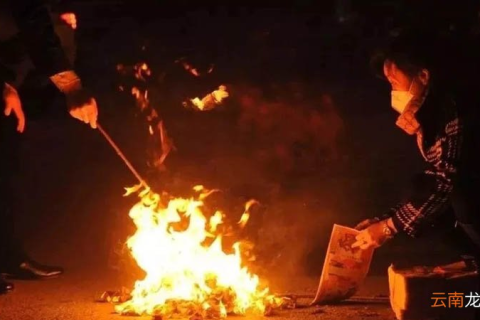 梦境中的哀思与超度，解析梦见死人拿钱去烧纸的深层含义