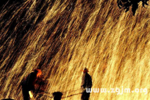 周公解梦梦见下雨，探索梦境中的雨兆与心灵启示