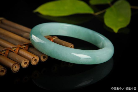 梦见别人的玉镯子碎了，寓意与解析
