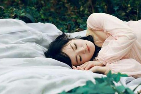 晚上睡觉有时梦见自己喜欢的人，探索梦境背后的深层含义
