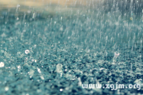 梦境解析，梦见下大雨跑回家被淋湿的意义与心理暗示