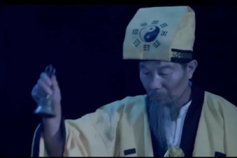 梦境异象，梦见自己活着睡在棺材里，寓意何在？