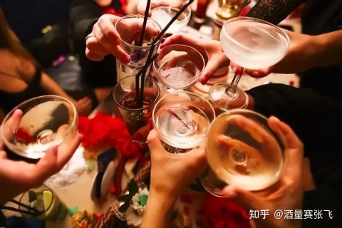 梦境中的狂欢与现实的回响，梦见很多人喝酒断篇，第二天回忆的深层解读