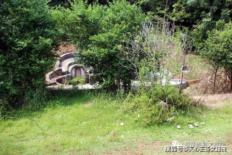 周公解梦，梦见房子侧面有座坟，寓意何在？