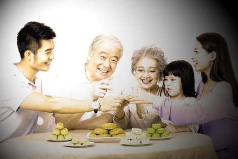重逢在梦境，梦见去世的丈夫与朋友共聚家中餐桌