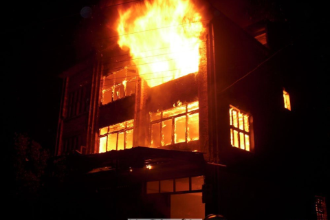 梦见房子起火了，梦境背后的深层含义与心理解析