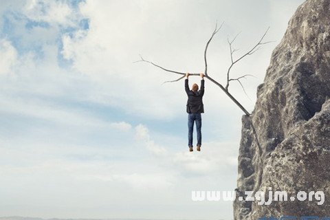 梦见自己掉悬崖或从很高的地方摔下然后惊醒，是恶梦还是什么意思？