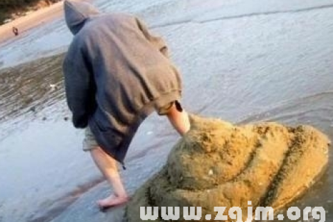 梦境解析，梦见紧抱小孩却遭屎运缠身，究竟意味着什么？