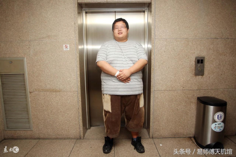 梦见自己坐电梯出意外身受重伤何解，探索梦境背后的深层含义与心理解析