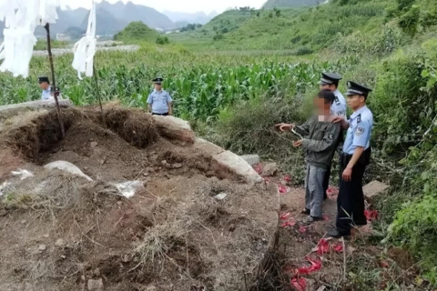 梦见已故父亲向我求救，梦境背后的深层含义与心理解析