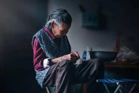 做梦梦见过世的奶奶，探寻梦境背后的情感与意义