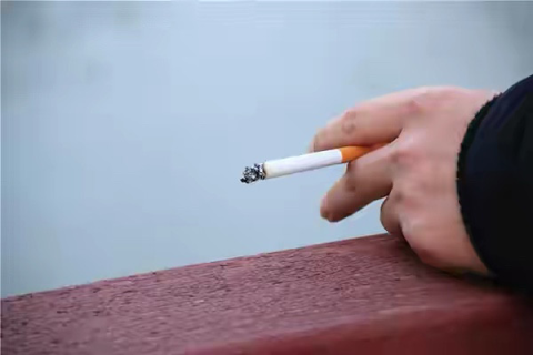 梦见儿媳妇手里拿烟，解读梦境背后的深层含义与心理启示