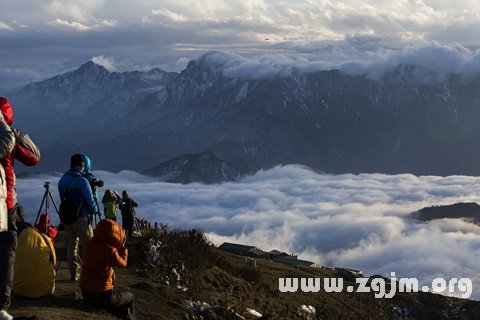 梦见与爱人在高山之巅共赏云海翻腾