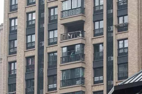 梦见别人楼房外墙被水冲，探索梦境背后的深层含义